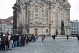 Fronta před Frauenkirche v Drážďanech